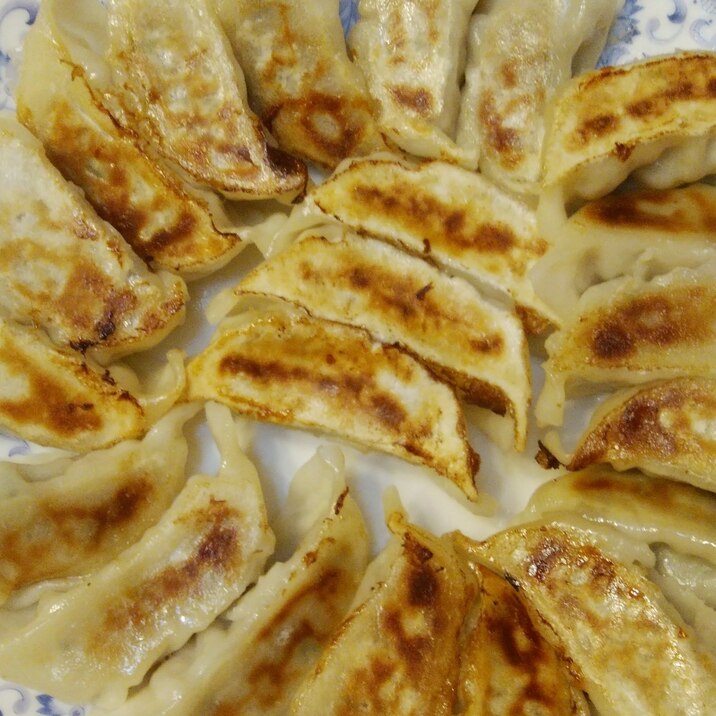 冷凍餃子のごま油少なめでヘルシーな焼き方 並べ方 レシピ 作り方 By Mamacream 楽天レシピ 冷凍餃子のごま油少なめでヘルシーな焼き方 並べ方 レシピ 作り方 By Mamacream 楽天レシピ